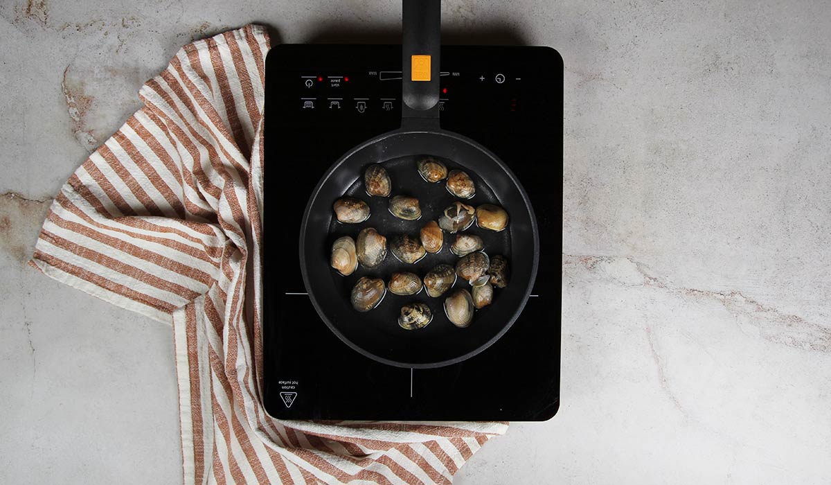 Cocinar almejas de la Fideuá de marisco de la abuela