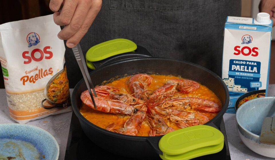 Colocar gambones en Paella de gambas