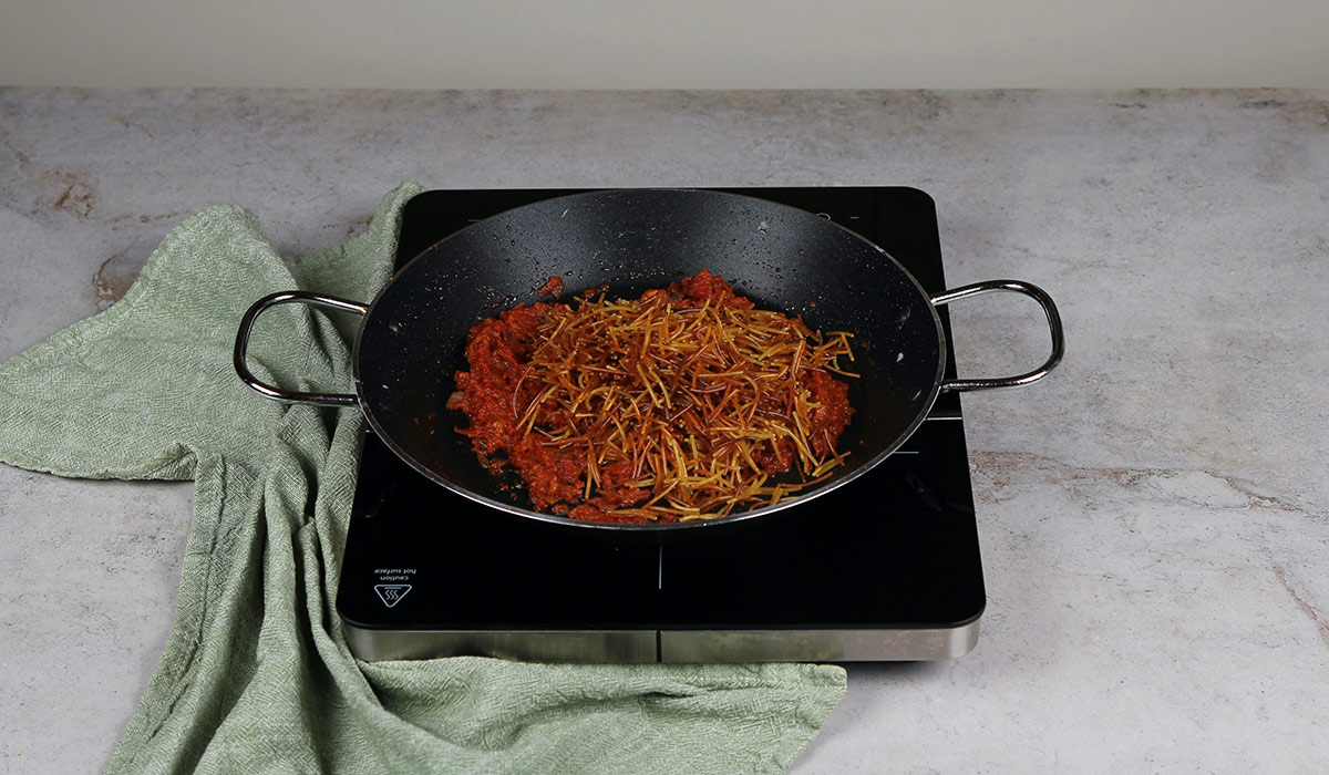 Incorporar majada y fideos a la fideuá valenciana