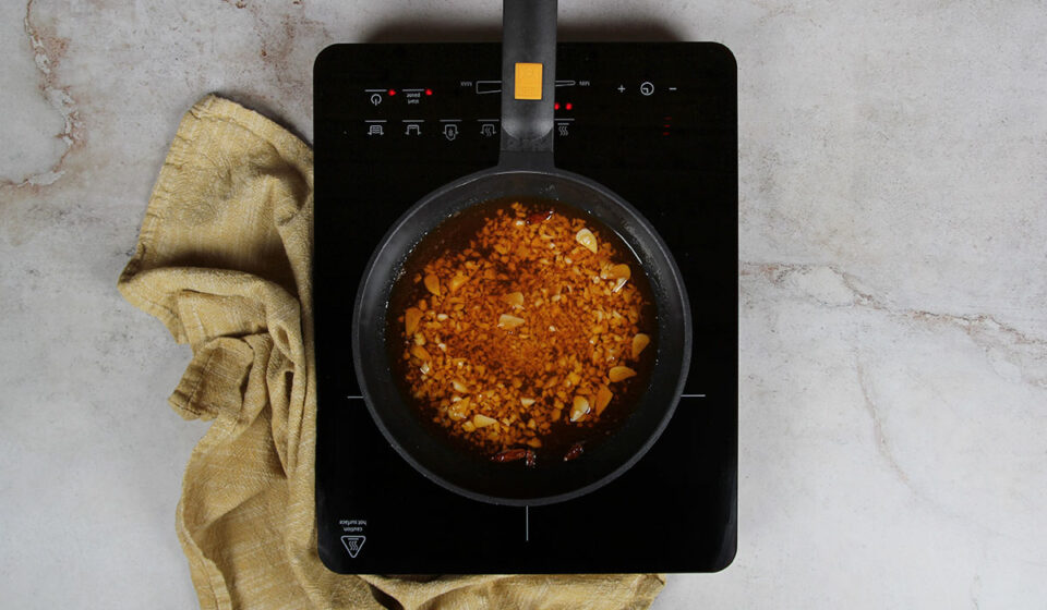 Saltear ajo y cayena en Arroz con gambas al ajllo