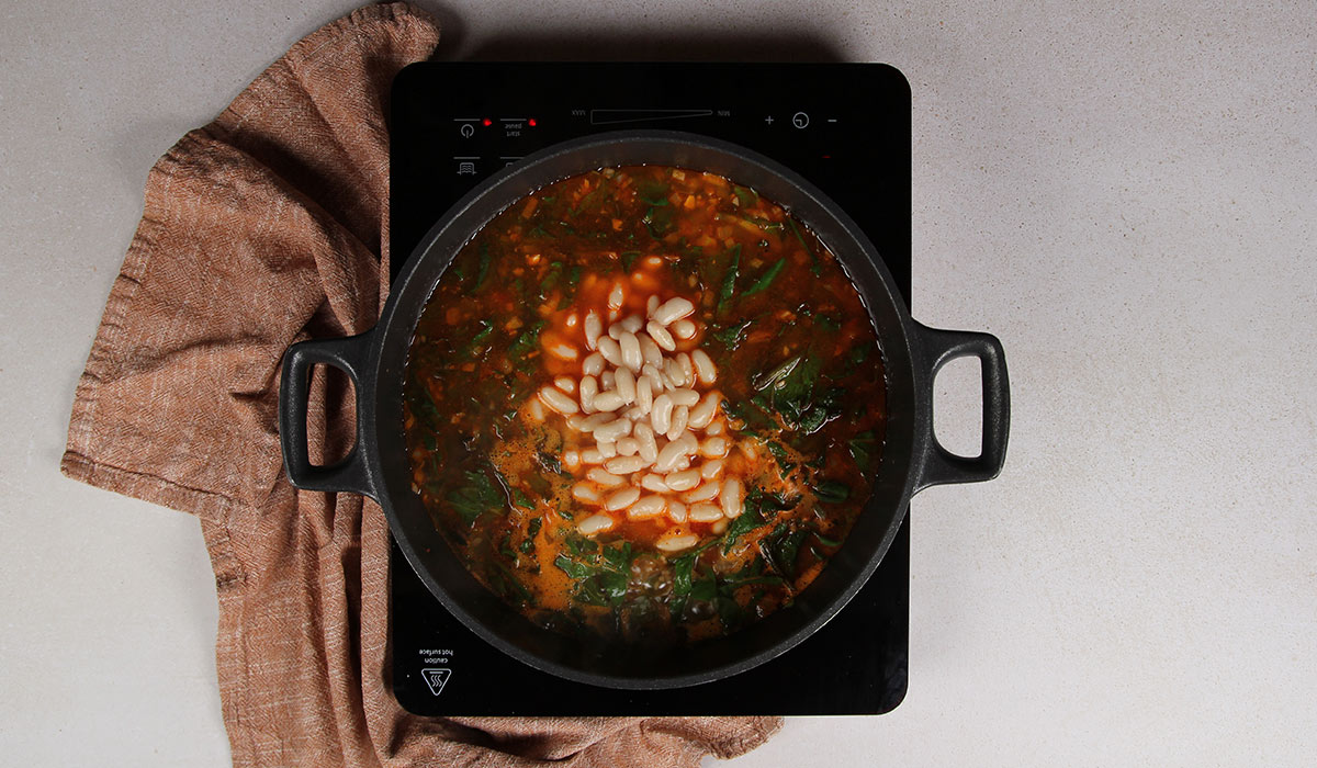 Incorporar alubias en arroz con acelgas y alubias