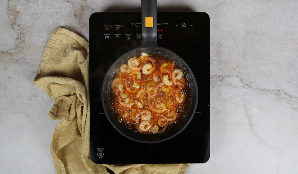 Saltear gambas en Arroz con gambas al ajllo