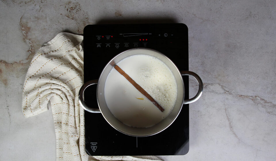 Cocer leche en arroz con leche y nata