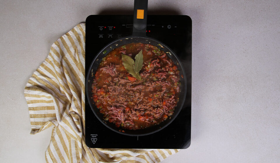 Añadir carne a arroz con carne picada