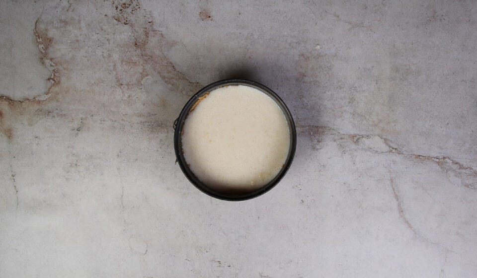 Verter arroz en molde para tarta de arroz con leche