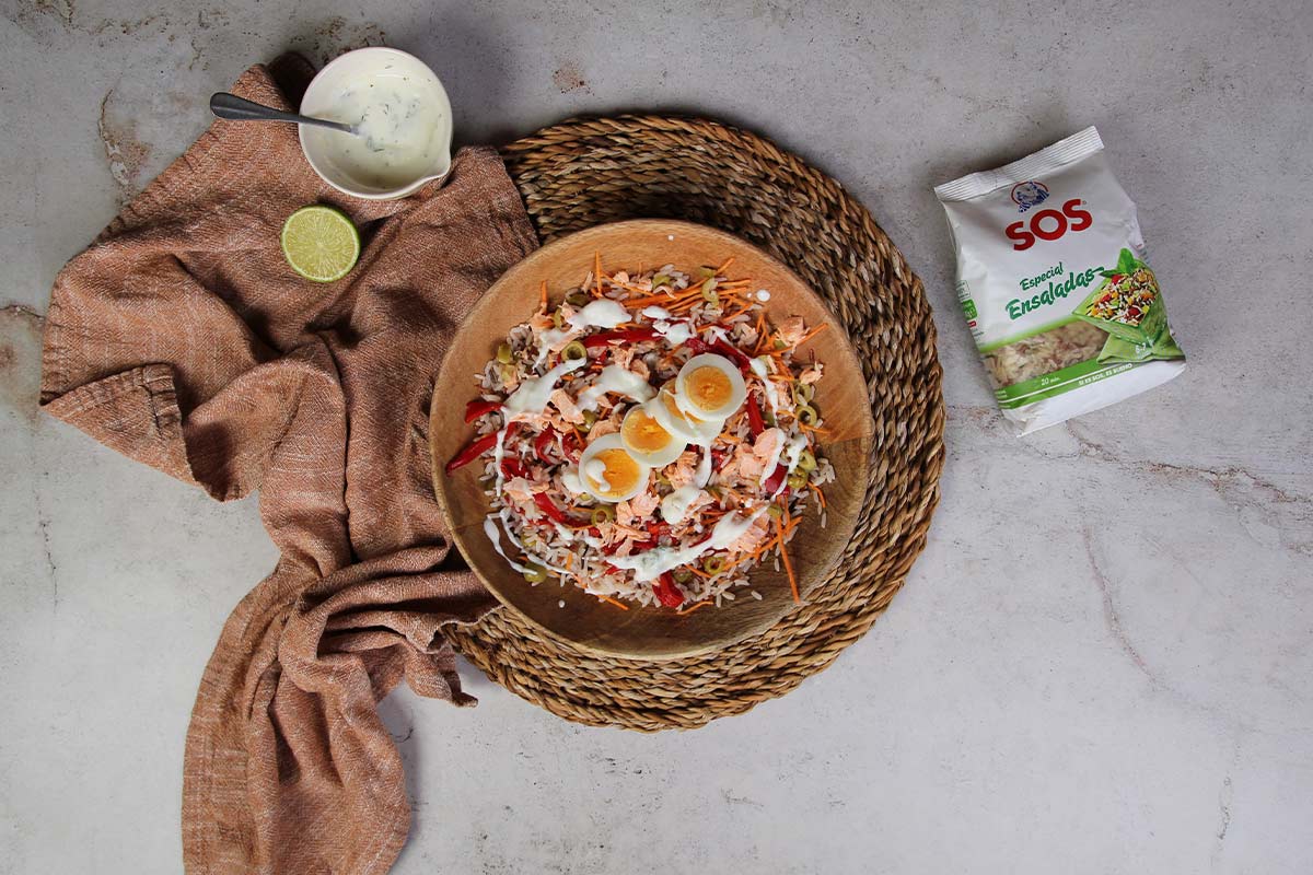 Ensalada de arroz fresca y deliciosa