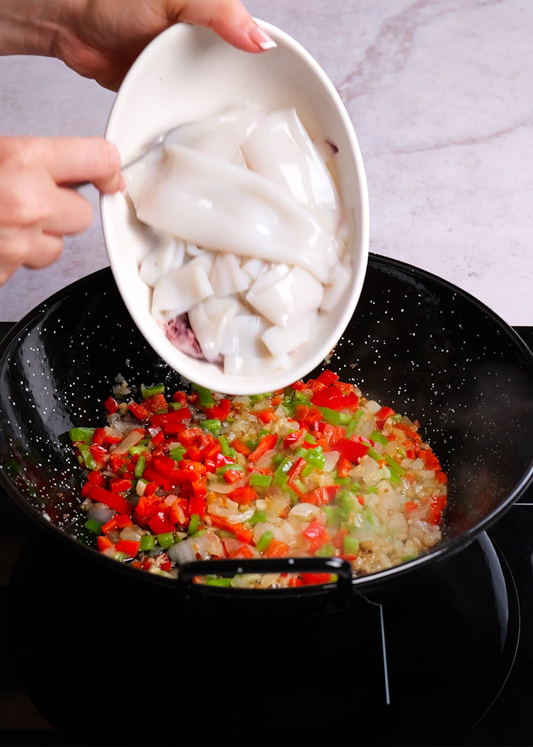 Agregar calamares a Arroz caldoso con calamares