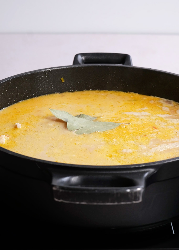 Caldo en guiso de arroz con pollo