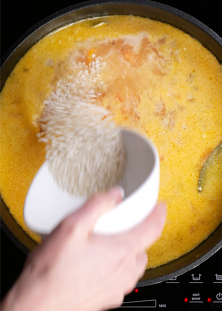 Incorporar arroz a guiso de arroz con pollo