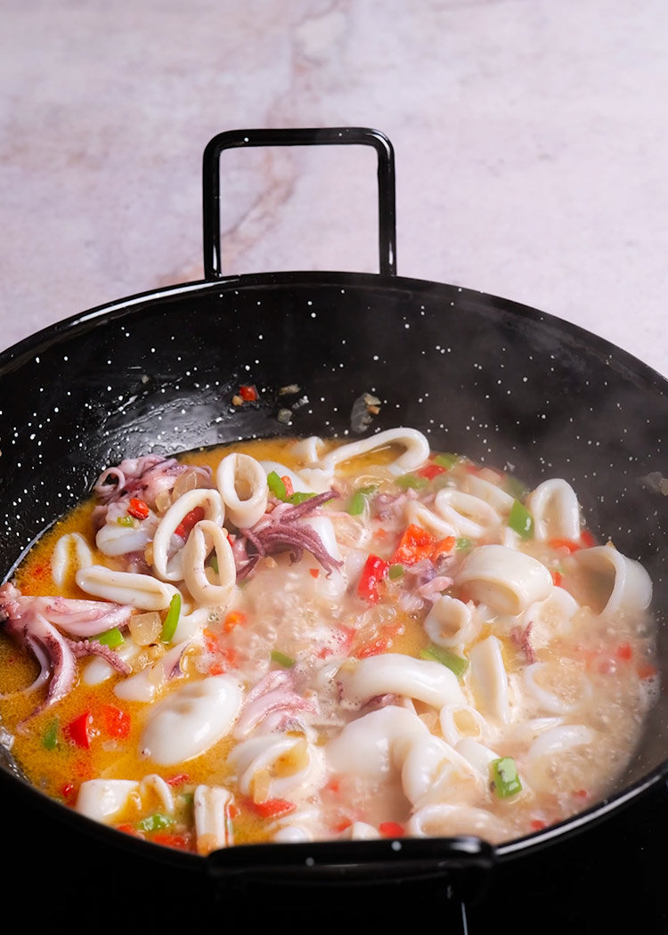 Incorporar vino a Arroz caldoso con calamares