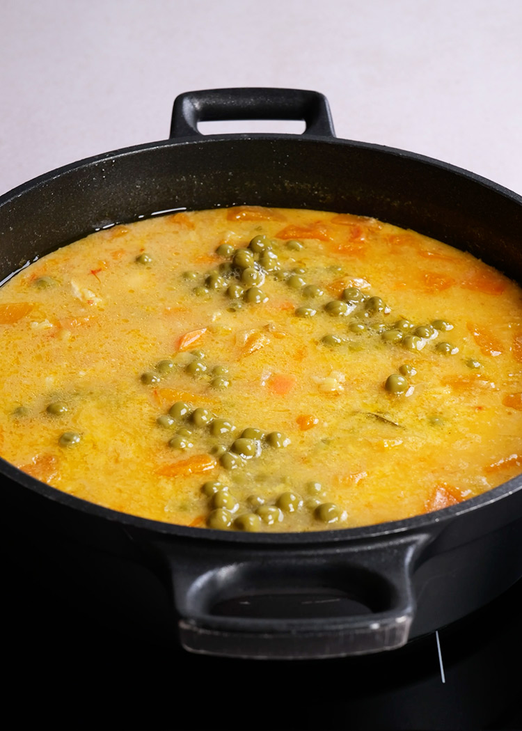 Incorporar guisantes a guiso de arroz con pollo