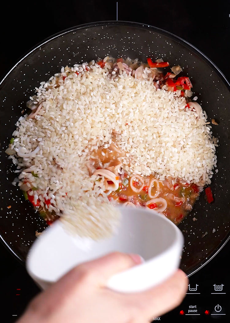 Incorporar arroz a Arroz caldoso con calamares