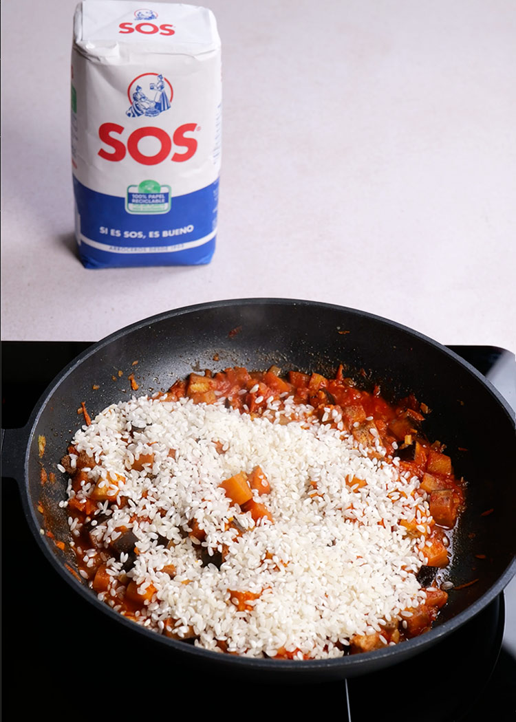 Echar arroz en arroz con berenjenas