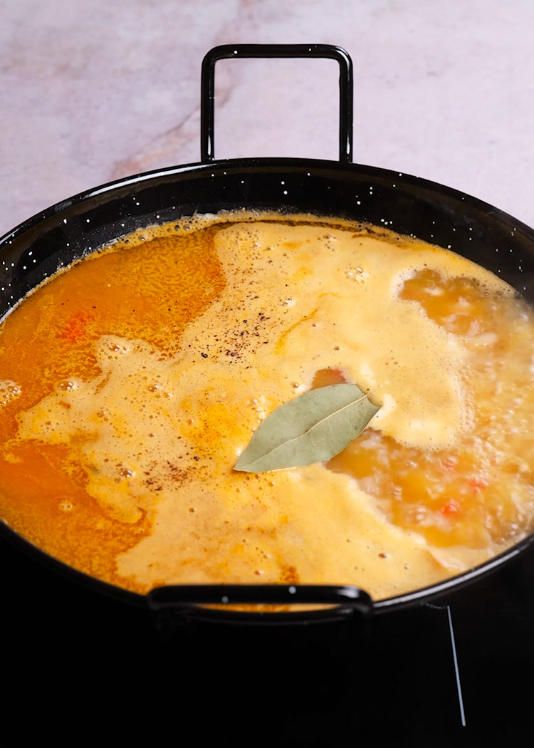 Incorporar fumet a Arroz caldoso con calamares
