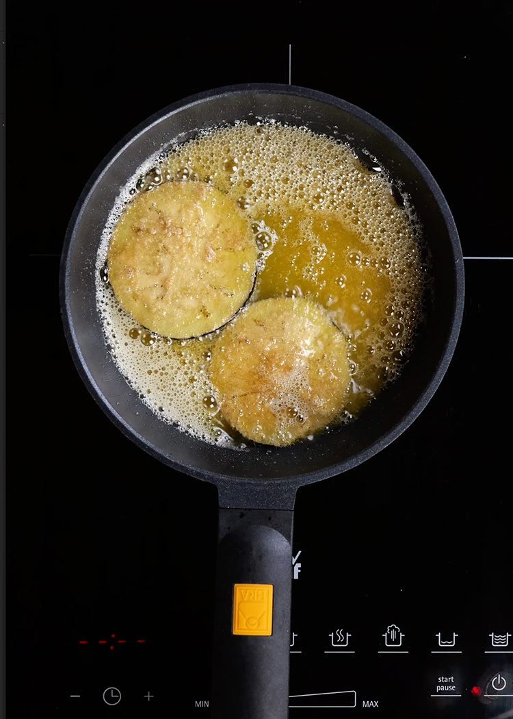 Freír berenjenas en arroz con berenjenas