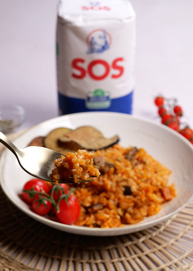 Presentación de arroz con berenjenas