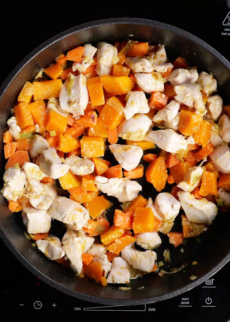 Cocinar pollo en guiso de arroz con pollo