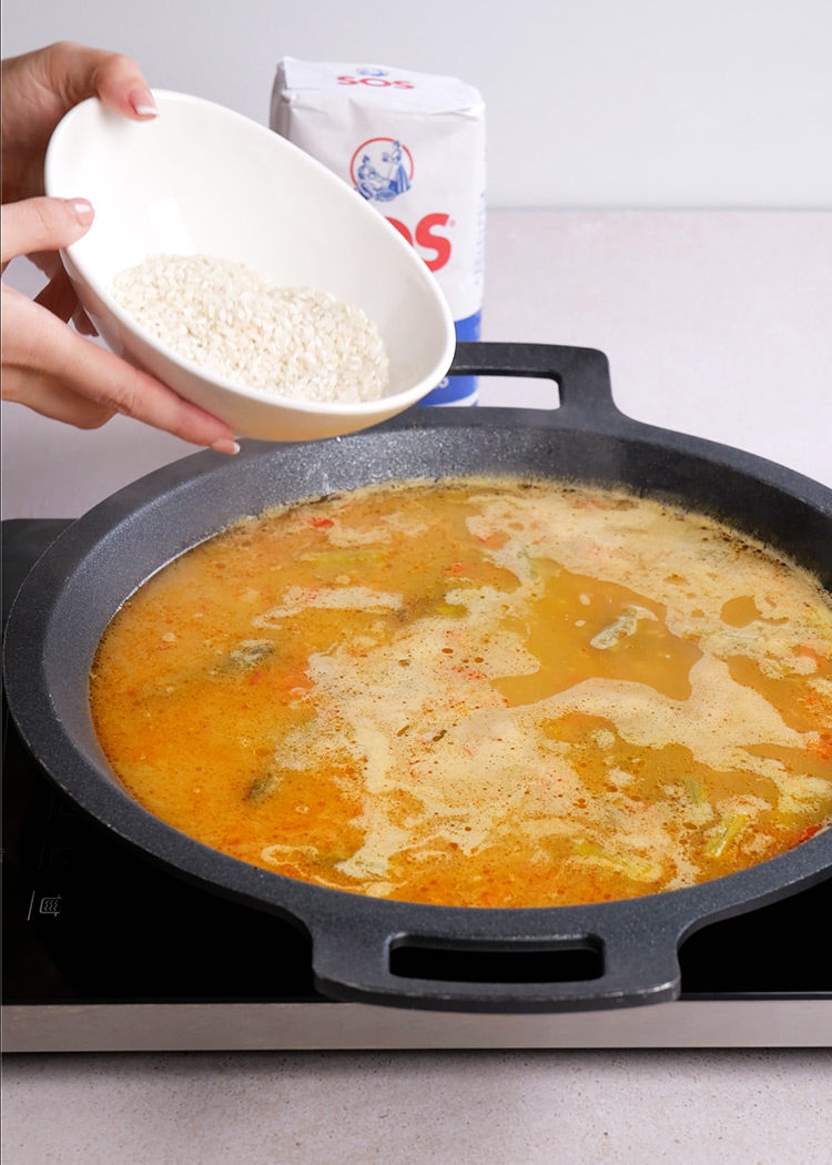 Echar arroz a arroz pavo