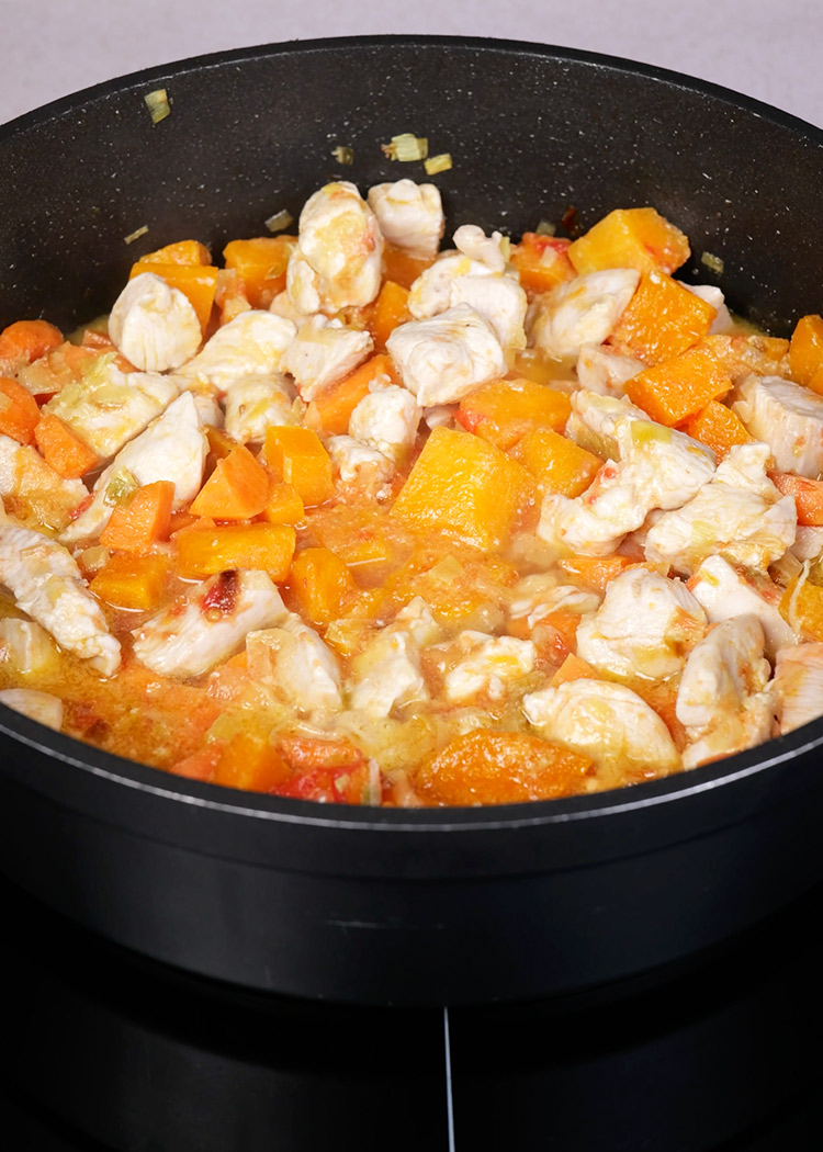 Tomate y vino en guiso de arroz con pollo