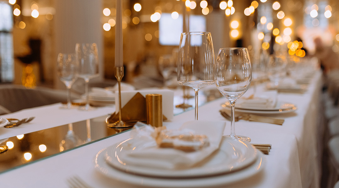 Estilos de decoración para una mesa navideña