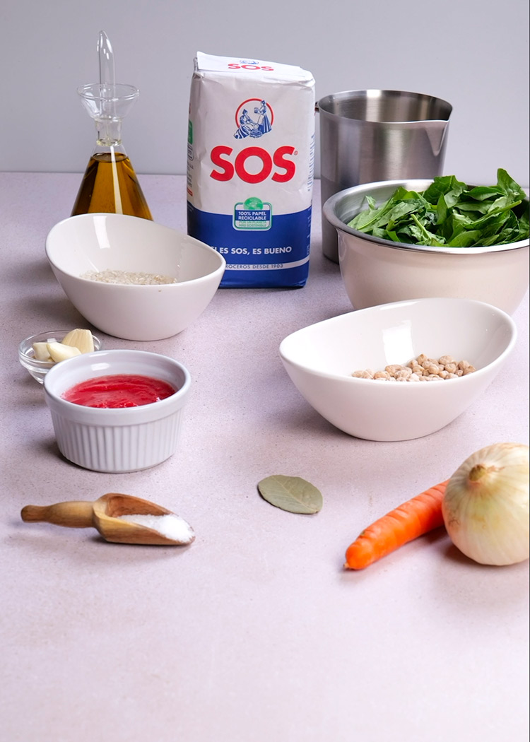 Ingredientes de arroz con espinaca y garbanzos