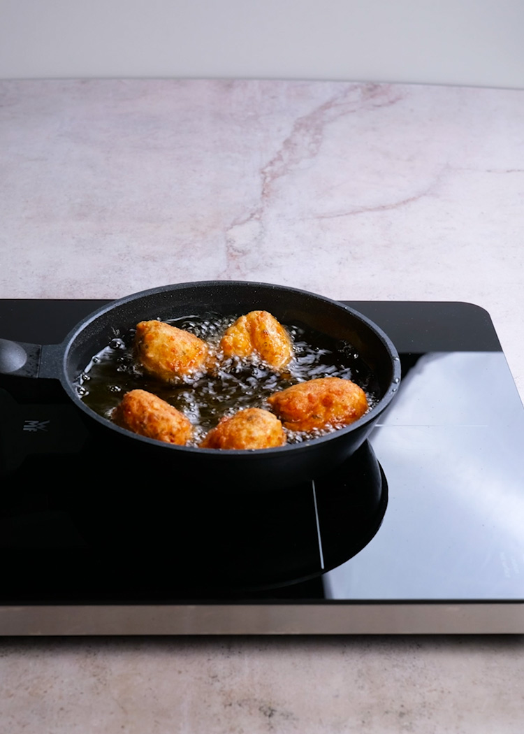 Dar forma a los buñuelos rellenos de arroz
