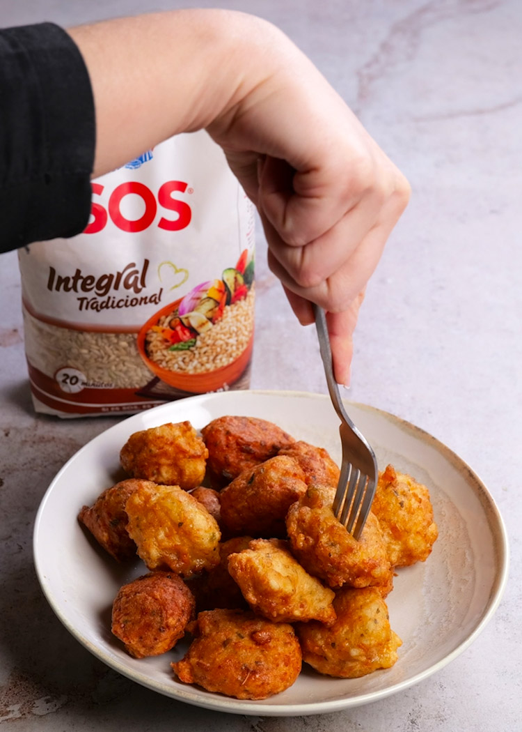 Presentación de los buñuelos rellenos de arroz