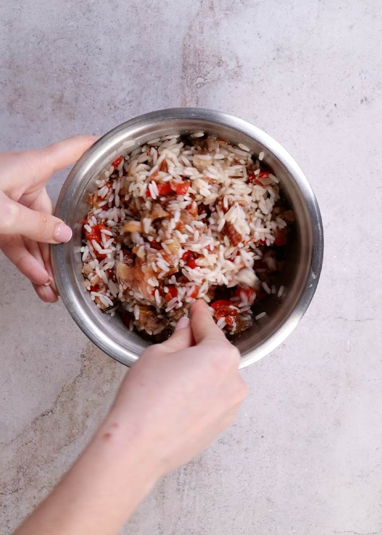 Mezcla de ingredientes en tomates rellenos de arroz