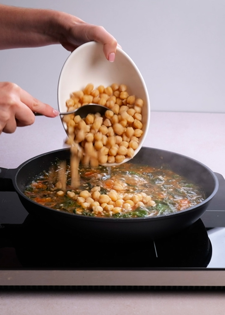 Incorporar garbanzos al arroz con espinaca y garbanzos