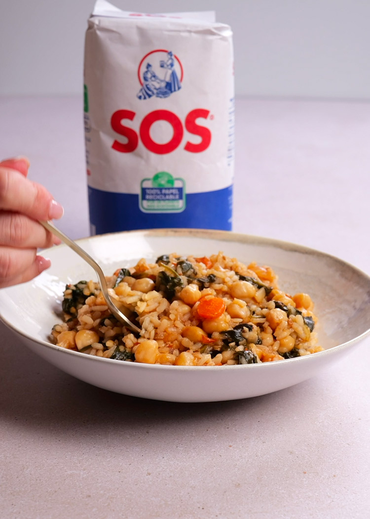 Presentación de arroz con espinacas y garbanzos