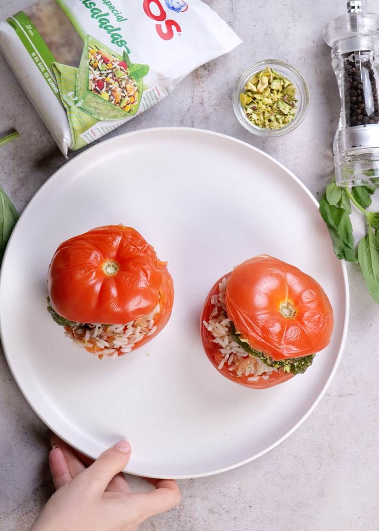 Presentación de tomates rellenos de arroz