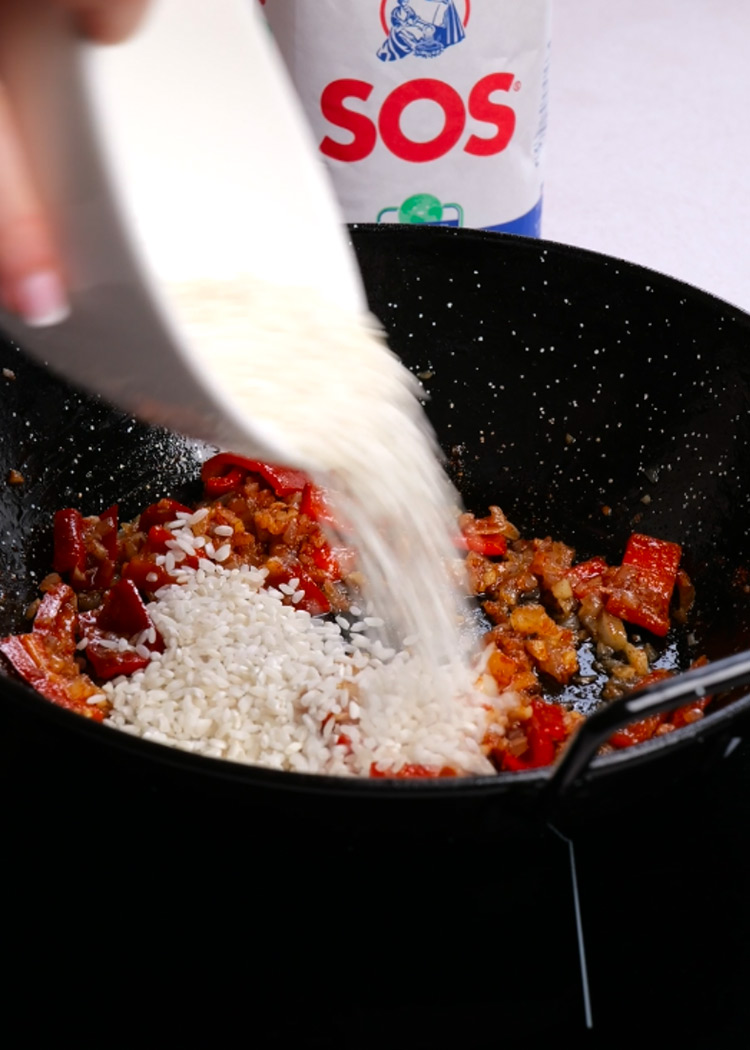 Incorporar arroz a arroz a la catalana