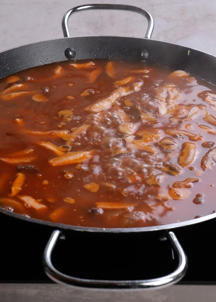 Integrar fideos y verter caldo para fideuá de setas