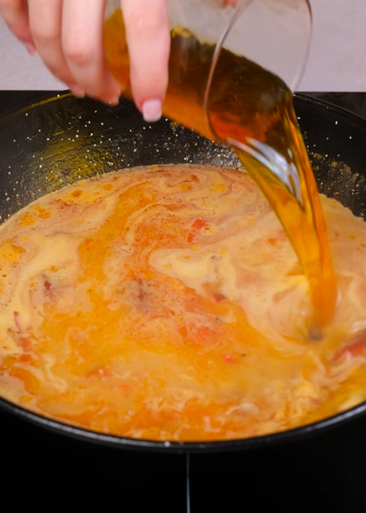 Caldo y azafrán en arroz a la catalana