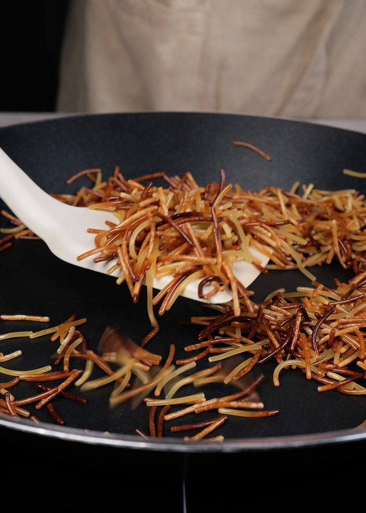 Dorar fideos para la fideuá 