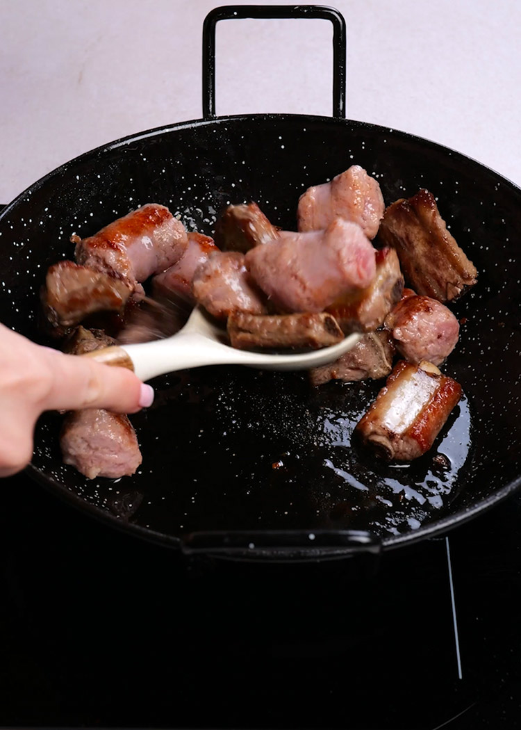 Sofreír costillas para arroz a la catalana