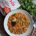 Presentación de arroz con setas y verduras