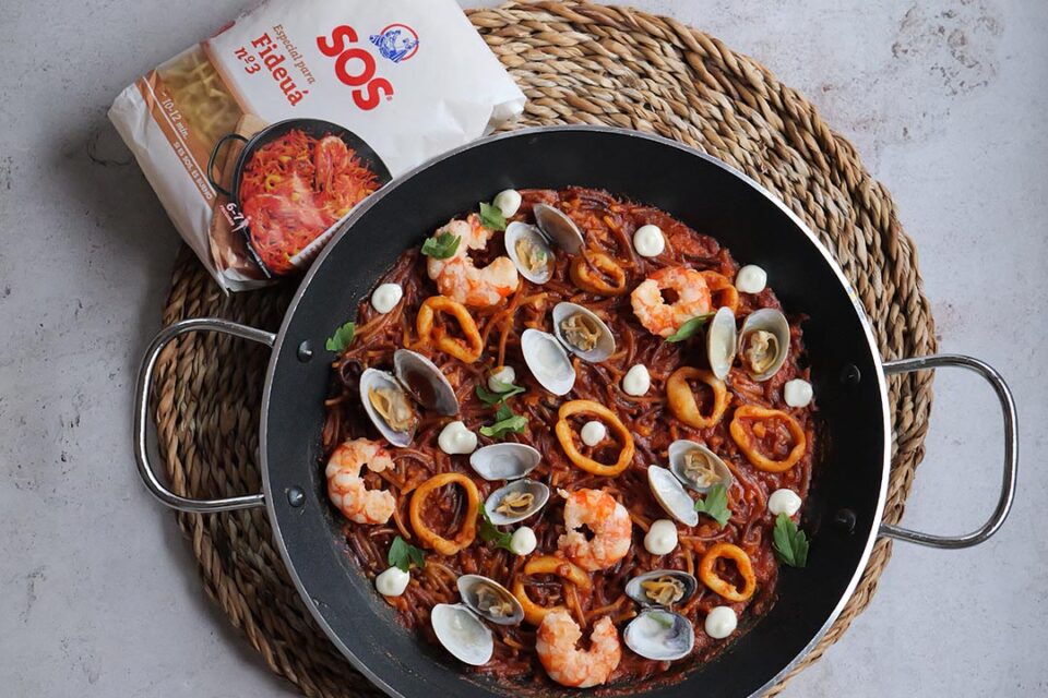 Fideuá de pescado ligera y deliciosa