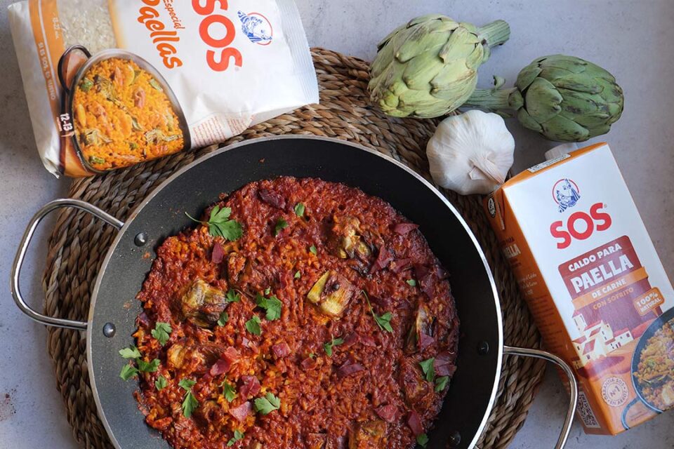 Paella con alcachofas deliciosa