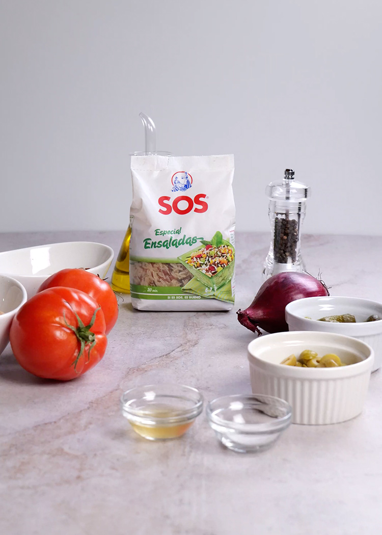 Ingredientes de ensalada de arroz con tomate y atún