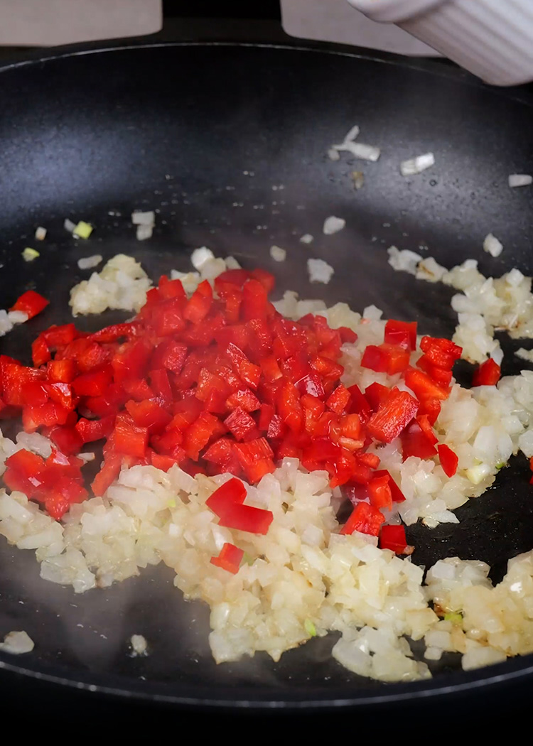 Incorporar cebolla y pimiento a arroz con verduras fácil para niños