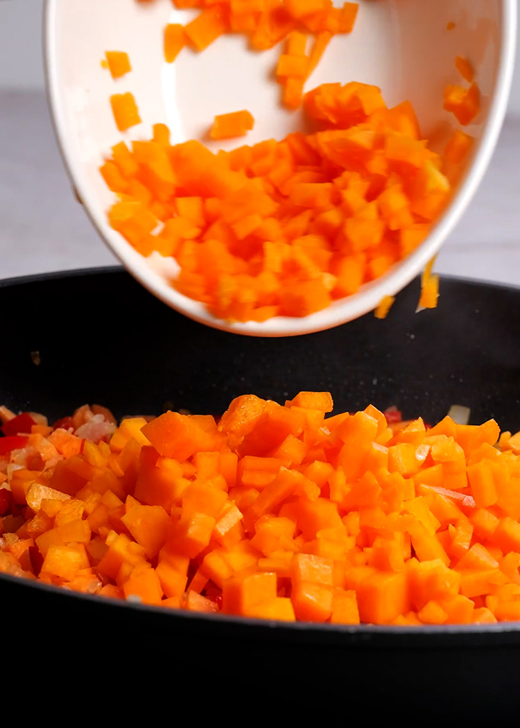 Incorporar zanahoria y calabaza a arroz con verduras fácil para niños