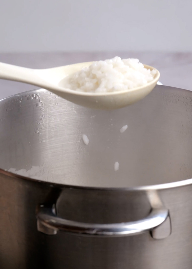 Cocer arroz para arroz con verduras fácil para niños