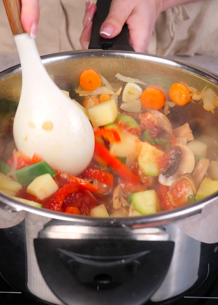 Añadir verduras a estofado de verduras