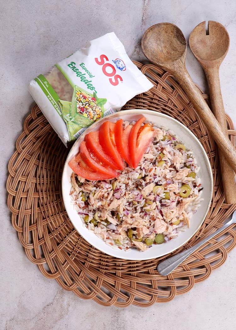 Presentación de ensalada de arroz con tomate y atún