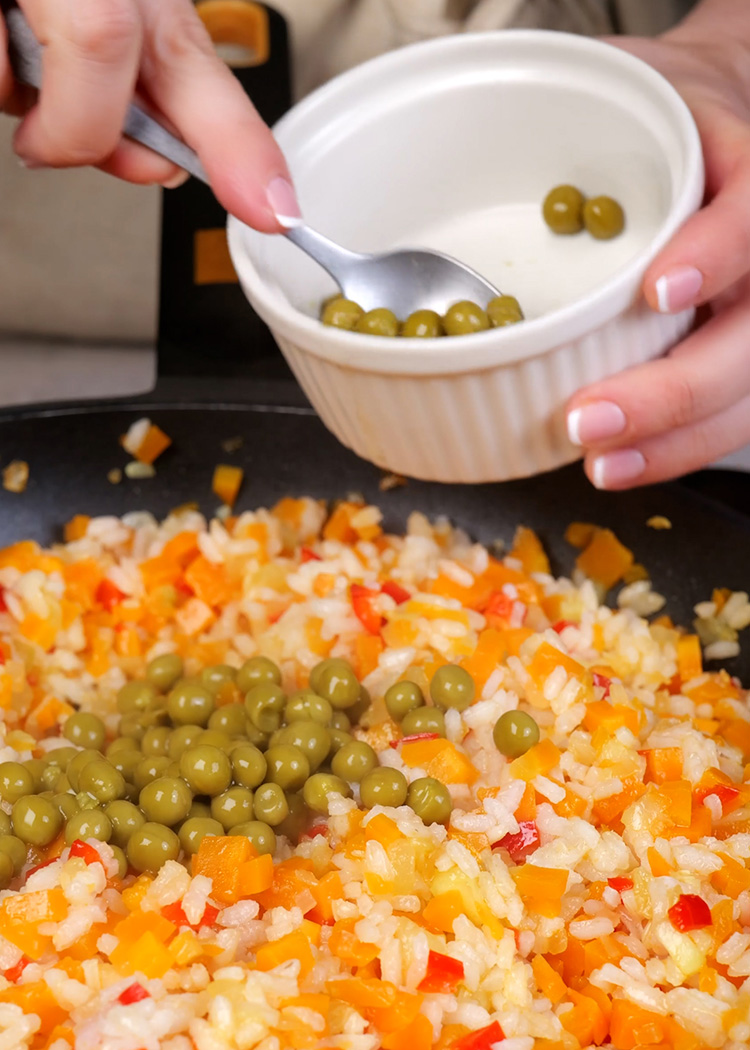 Añadir guisantes a arroz con verduras fácil para niños