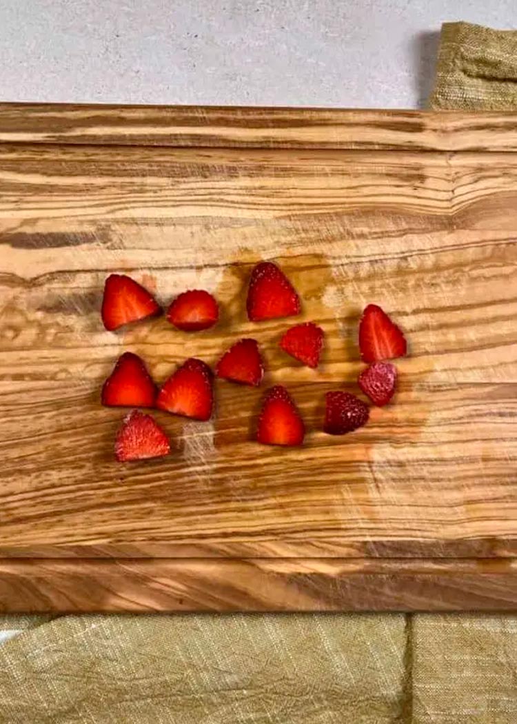 Cortar fresas para pudin de chia 