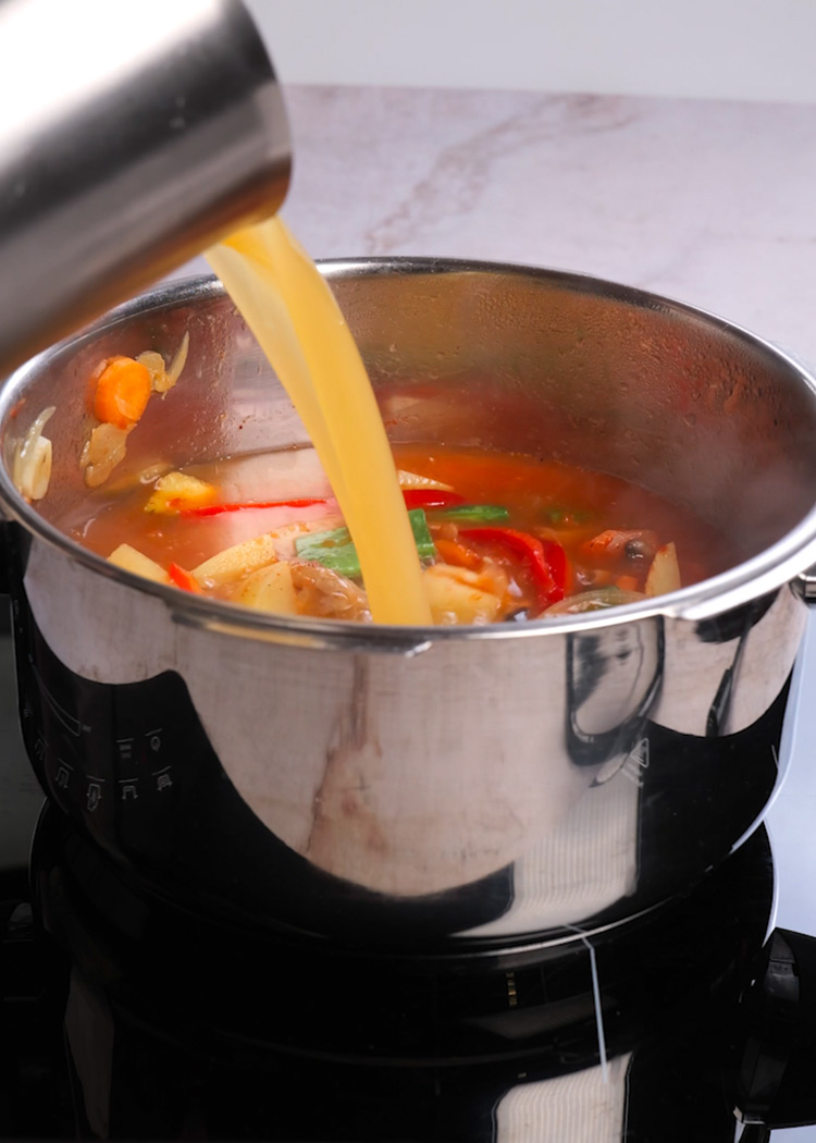 Verter caldo a estofado de verduras