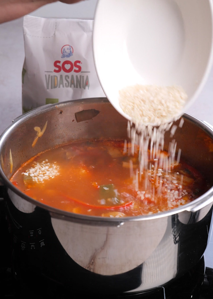 Echar arroz a estofado de verduras