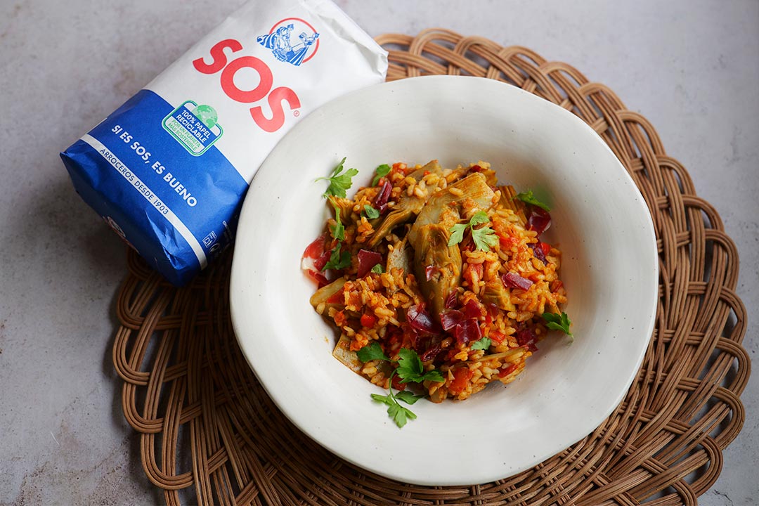 Arroz con alcachofas frescas y sabor intenso
